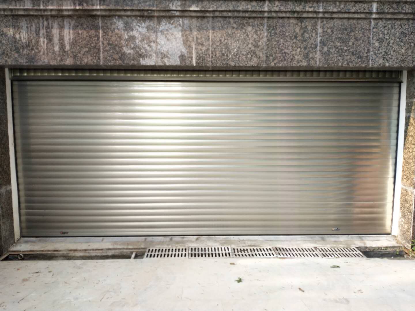濟(jì)南車(chē)庫(kù)門(mén)出現(xiàn)脫軸問(wèn)題怎么解決？